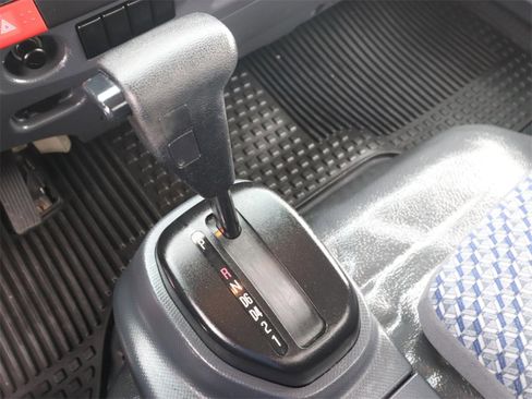 Used 2024 Isuzu NPR image 21