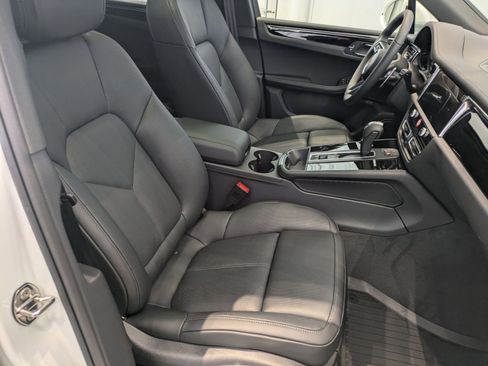 Used 2025 Porsche Macan image 24