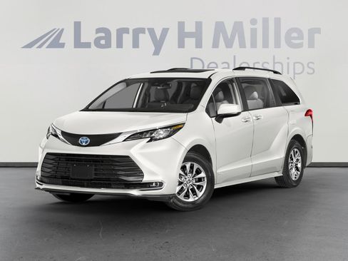 Used 2021 Toyota Sienna XLE image 1