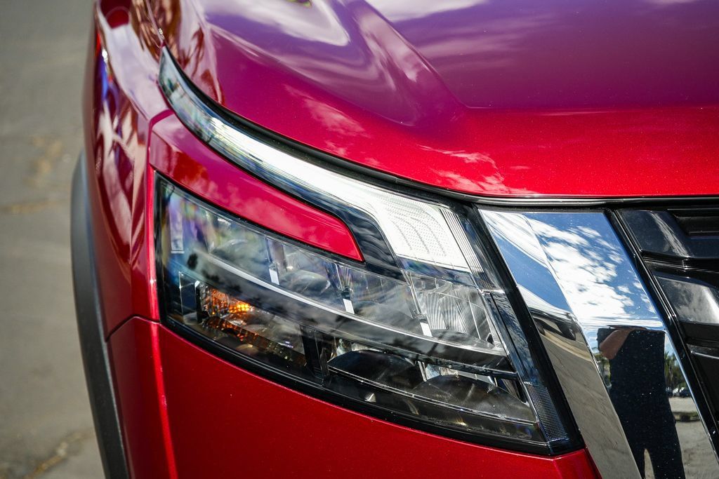 Used 2024 Nissan Pathfinder SV FWD image 8