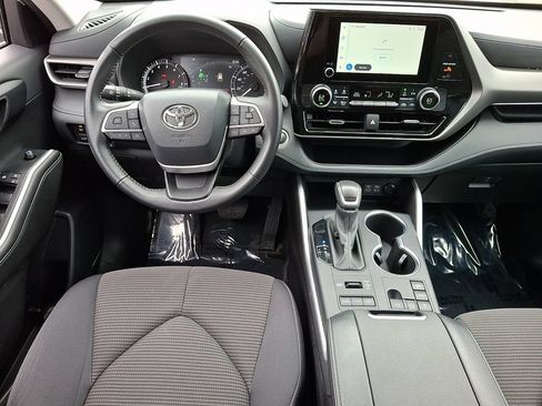 Certified 2025 Toyota Highlander LE AWD/4WD image 12