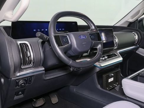Used 2026 Ford Expedition Max Platinum w/ Platinum Ultimate Package AWD/4WD image 24