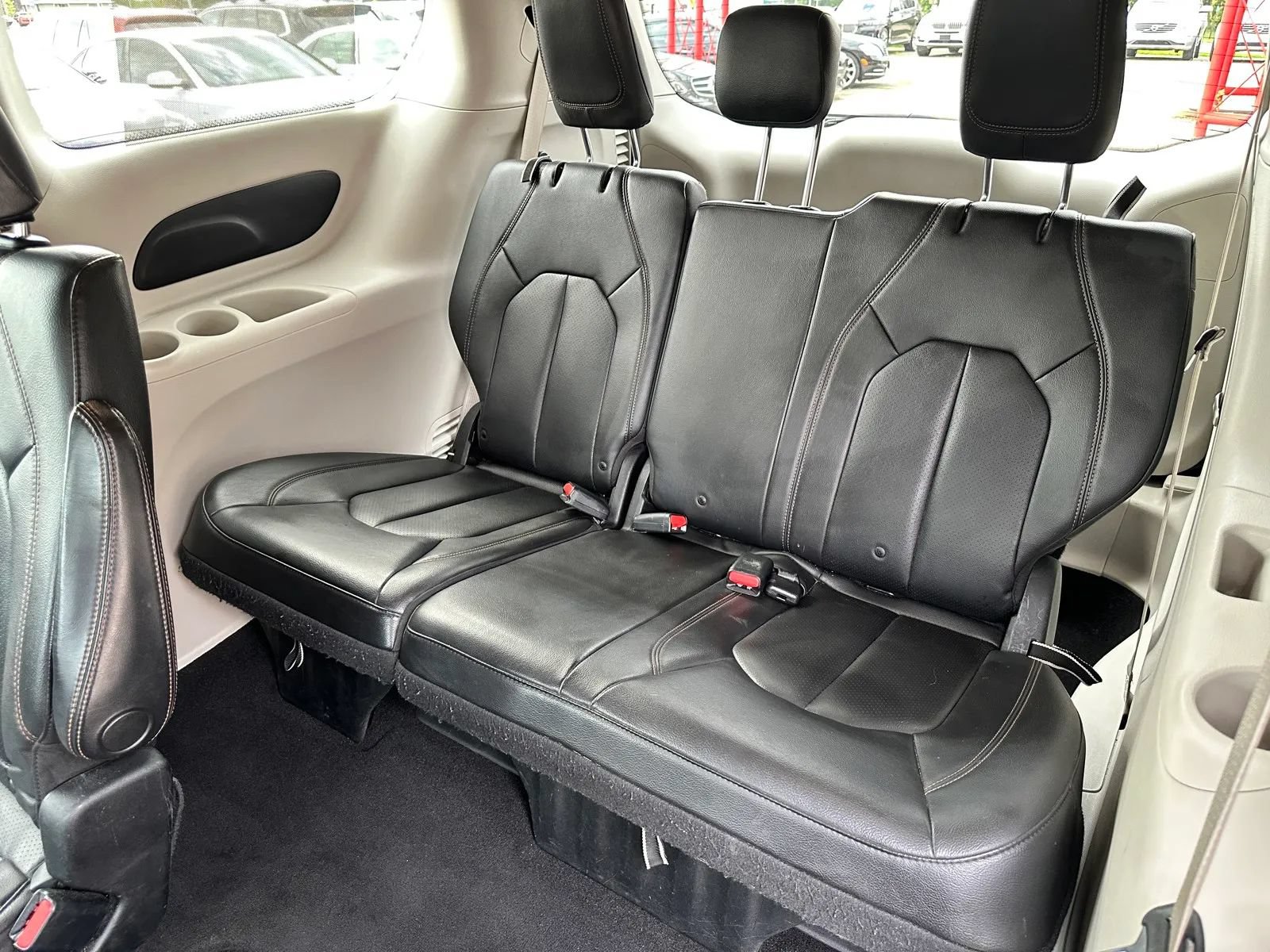 Used 2018 Chrysler Pacifica Touring-L FWD image 19