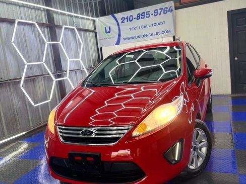 Used 2013 Ford Fiesta SE image 1