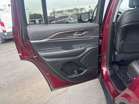 Used 2023 Jeep Grand Cherokee Limited w/ Black Appearance Package image 27