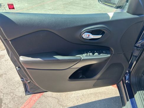 Used 2016 Jeep Cherokee Sport w/ Cold Weather Group FWD image 10