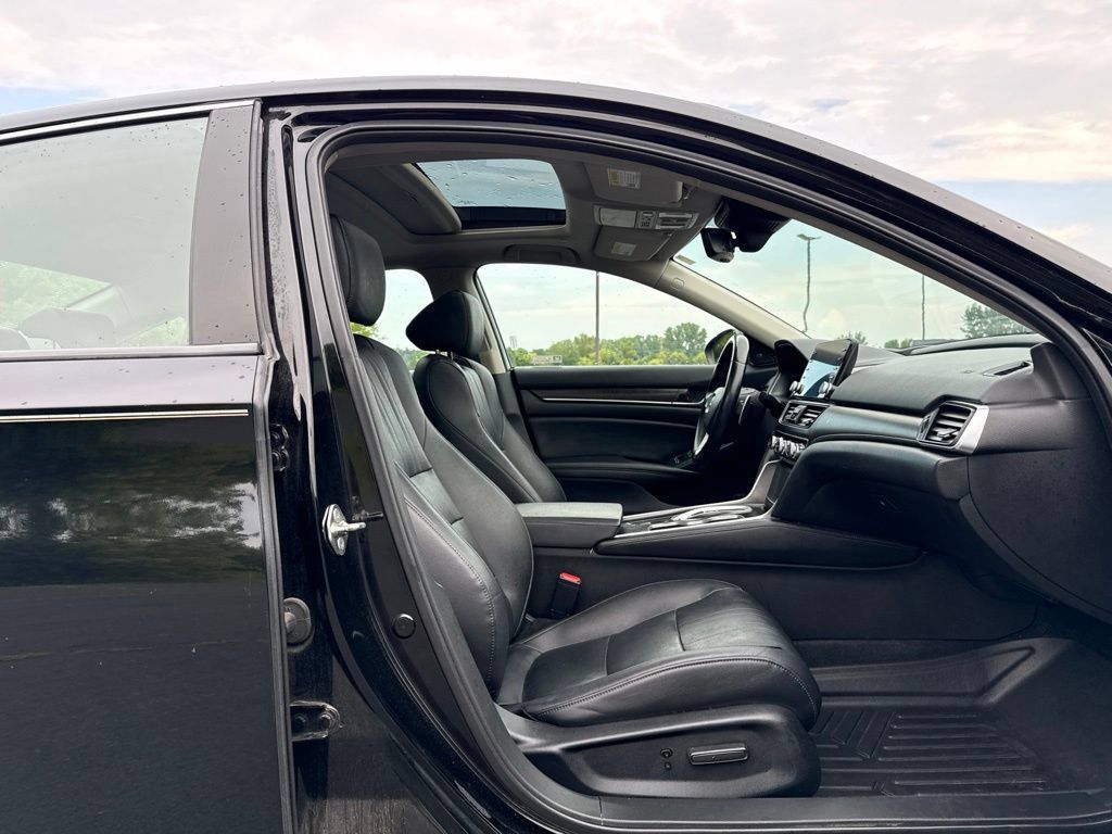 Used 2019 Honda Accord Touring image 11