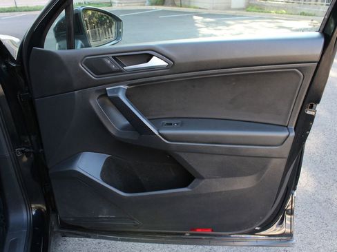 Used 2021 Volkswagen Tiguan SE image 35