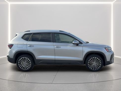Used 2025 Volkswagen Taos SE FWD image 4