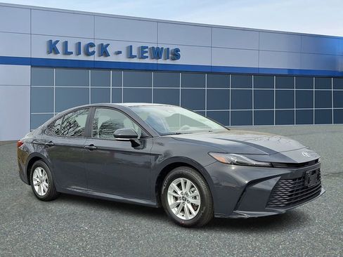 Used 2025 Toyota Camry LE image 1