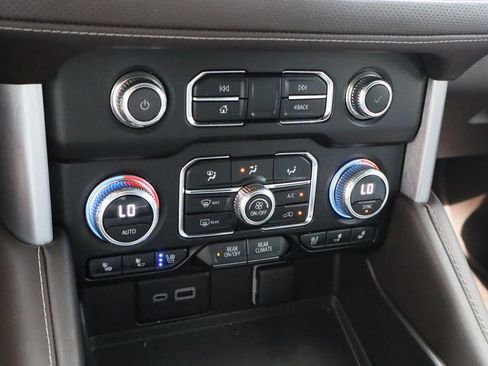 Certified 2023 GMC Yukon SLT w/ SLT Premium Package AWD/4WD image 19