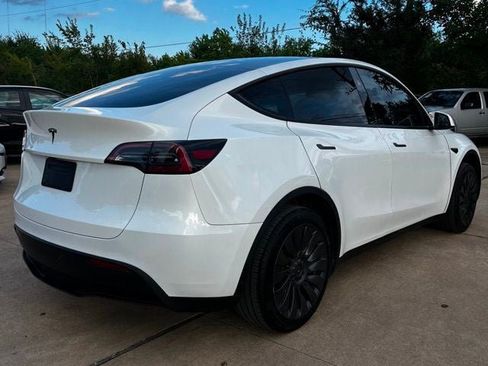 Used 2024 Tesla Model Y 2WD image 5