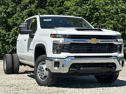 New 2026 Chevrolet Silverado 3500 LT w/ Snow Plow Prep Package AWD/4WD image 2