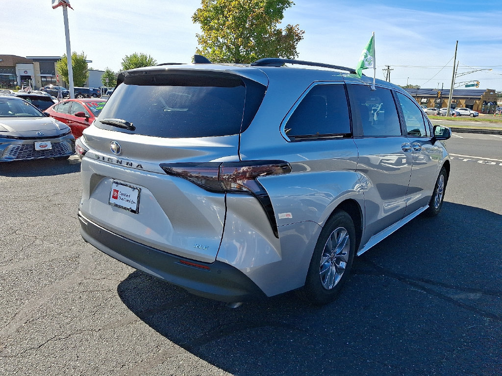 Certified 2025 Toyota Sienna XLE FWD image 6