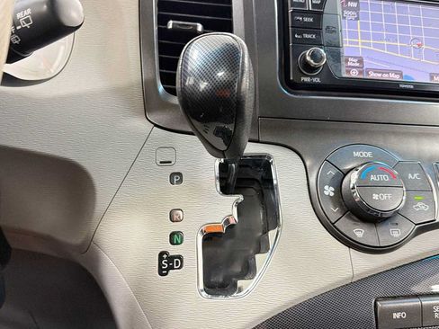 Used 2014 Toyota Sienna SE FWD image 22
