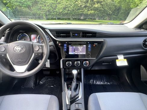 Used 2017 Toyota Corolla L w/ Carpet Mat Package (TMS) FWD image 14