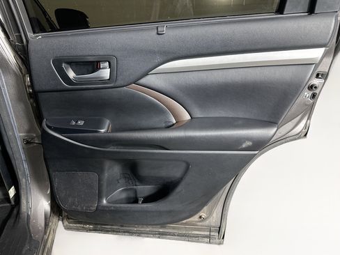 Used 2018 Toyota Highlander XLE image 32