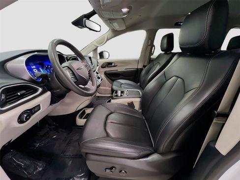 Used 2024 Chrysler Pacifica Touring-L image 11
