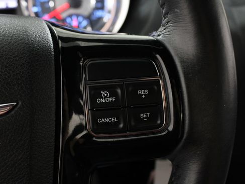 Used 2014 Chrysler Town & Country S FWD image 33