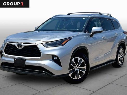 Used 2021 Toyota Highlander XLE FWD image 1