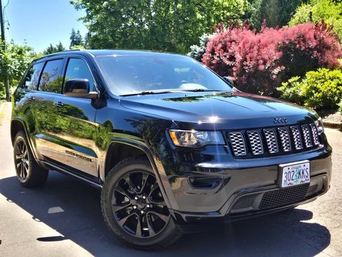 Used 2018 Jeep Grand Cherokee Altitude AWD/4WD image 8