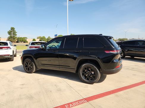 Used 2025 Jeep Grand Cherokee Altitude AWD/4WD image 3