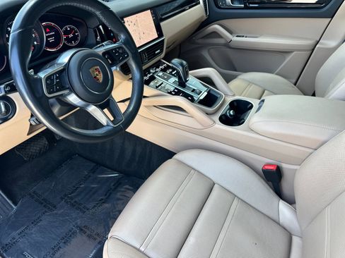 Used 2023 Porsche Cayenne AWD/4WD image 4