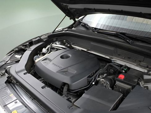 Used 2019 Volvo XC60 T5 Momentum w/ Multimedia Package image 27