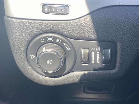 Used 2018 Jeep Cherokee Latitude Plus FWD image 29
