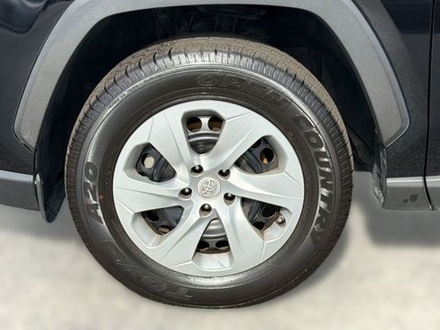 Used 2021 Toyota RAV4 LE FWD image 12