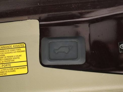 Used 2011 Toyota Highlander SE image 36