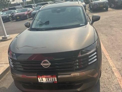 Used 2025 Nissan Kicks SV w/ SV Premium Package AWD/4WD image 3