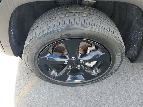 Used 2023 Jeep Grand Cherokee L Altitude image 6