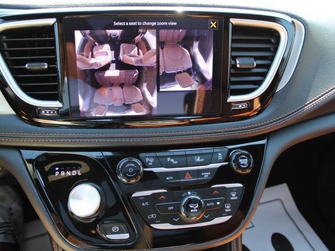 Used 2025 Chrysler Pacifica Pinnacle FWD image 19