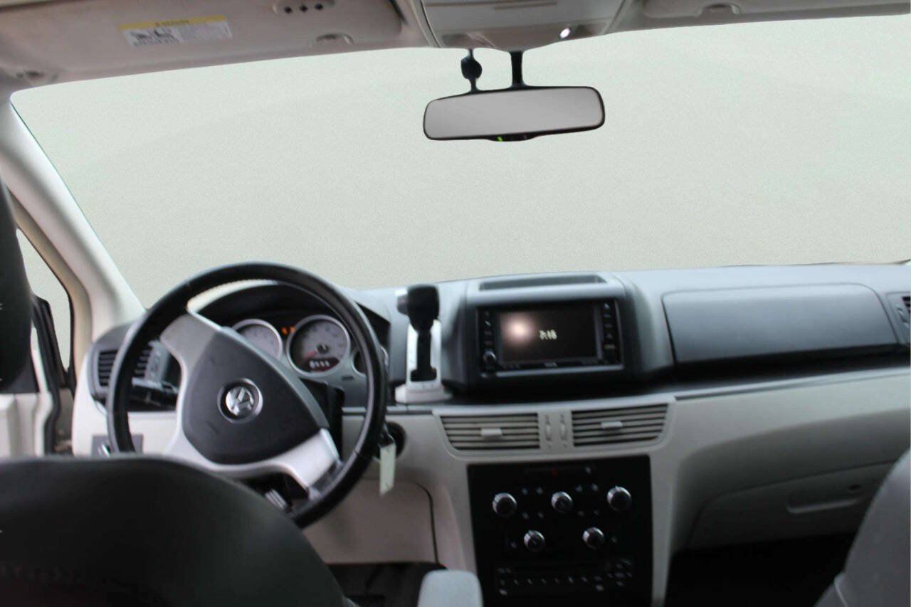 Used 2010 Volkswagen Routan SE FWD image 8