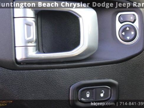 Used 2021 Jeep Wrangler Unlimited Islander image 11
