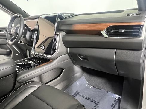 Used 2025 GMC Yukon XL Denali w/ Denali Reserve Package AWD/4WD image 11