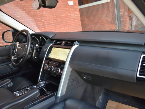 Used 2017 Land Rover Discovery HSE image 26