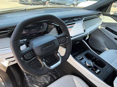 Used 2026 Jeep Cherokee Laredo AWD/4WD image 18