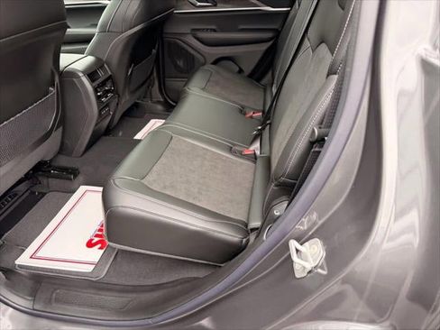 New 2026 Jeep Grand Cherokee Altitude image 32