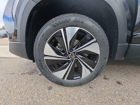 Certified 2025 Volkswagen Taos SE image 26