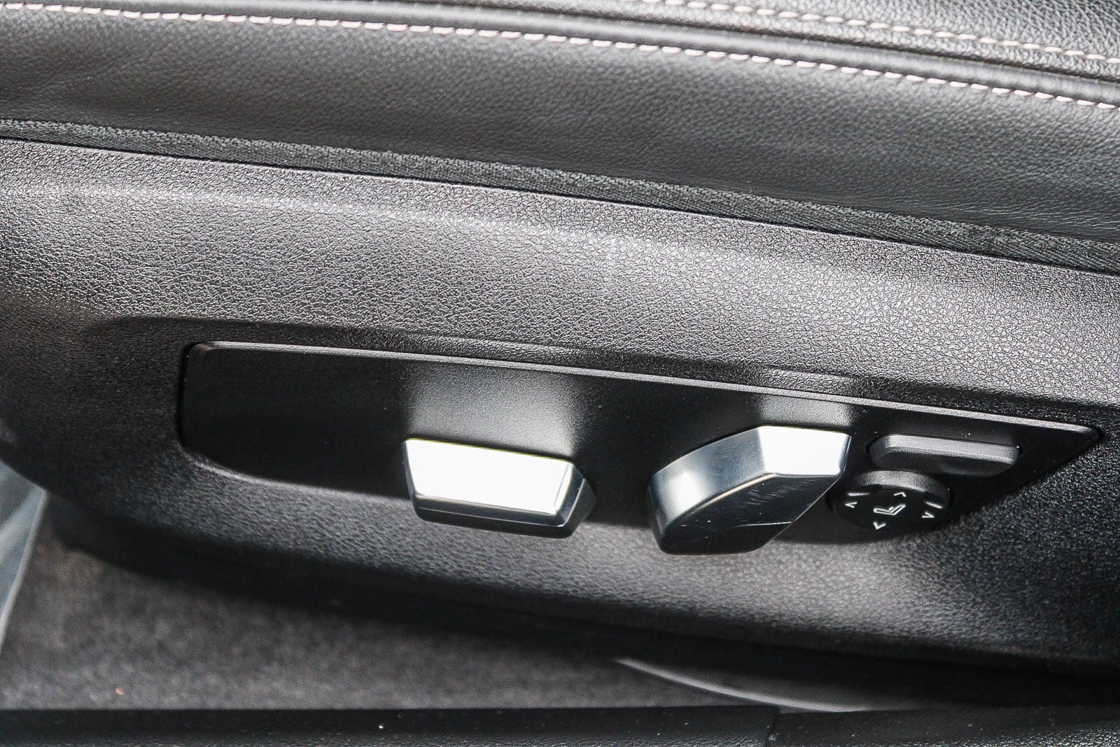 Used 2023 BMW 540i w/ Premium Package RWD image 21