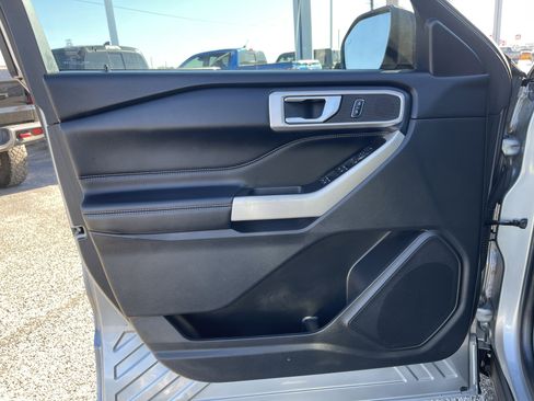 Used 2022 Ford Explorer XLT image 12