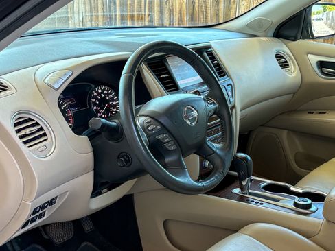 Used 2017 Nissan Pathfinder Platinum w/ Family Entertainment Package AWD/4WD image 6