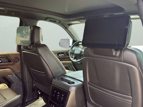 Used 2025 GMC Yukon Denali Ultimate AWD/4WD image 28