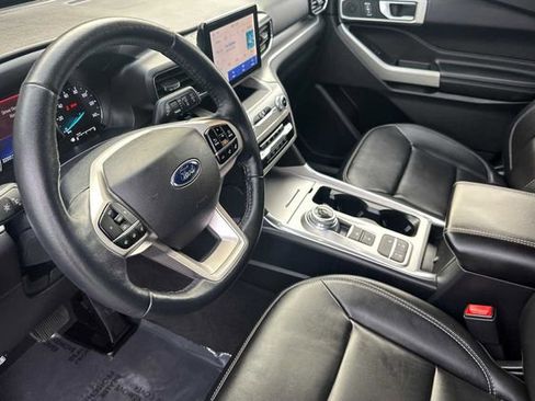 Used 2022 Ford Explorer XLT w/ Equipment Group 202A image 4