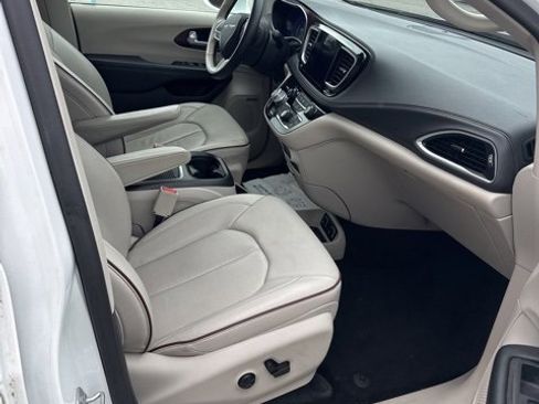 Certified 2018 Chrysler Pacifica Limited w/ Advanced Safetytec Group image 9