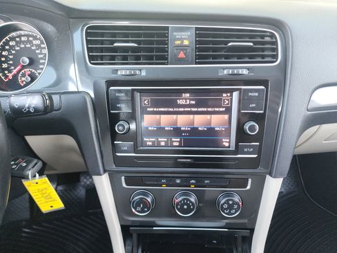 Used 2019 Volkswagen Golf S image 32