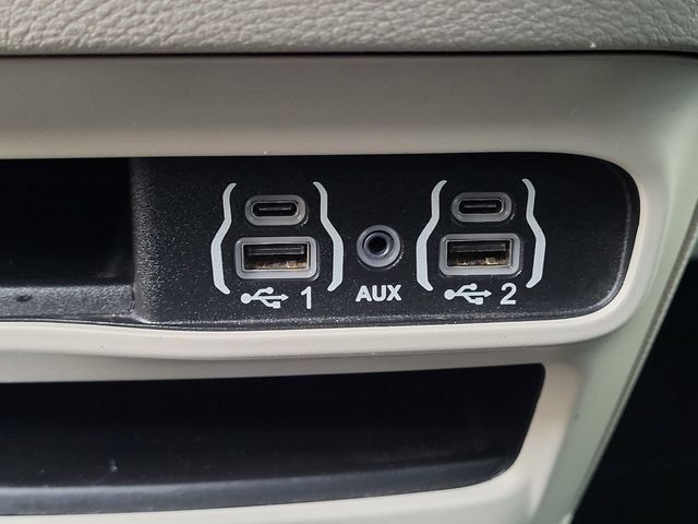 Used 2023 Chrysler Pacifica Touring-L FWD image 12