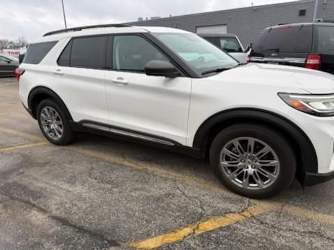 Used 2025 Ford Explorer Active w/ Active Comfort Package image 2